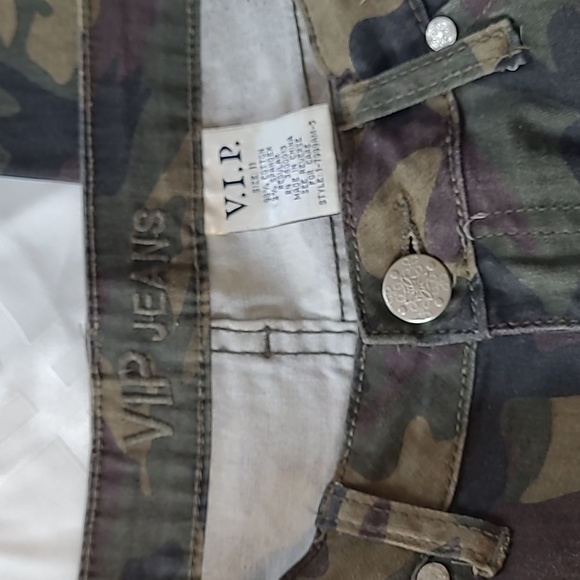 VIP Women's Camo Jean's - Picture 5 of 7